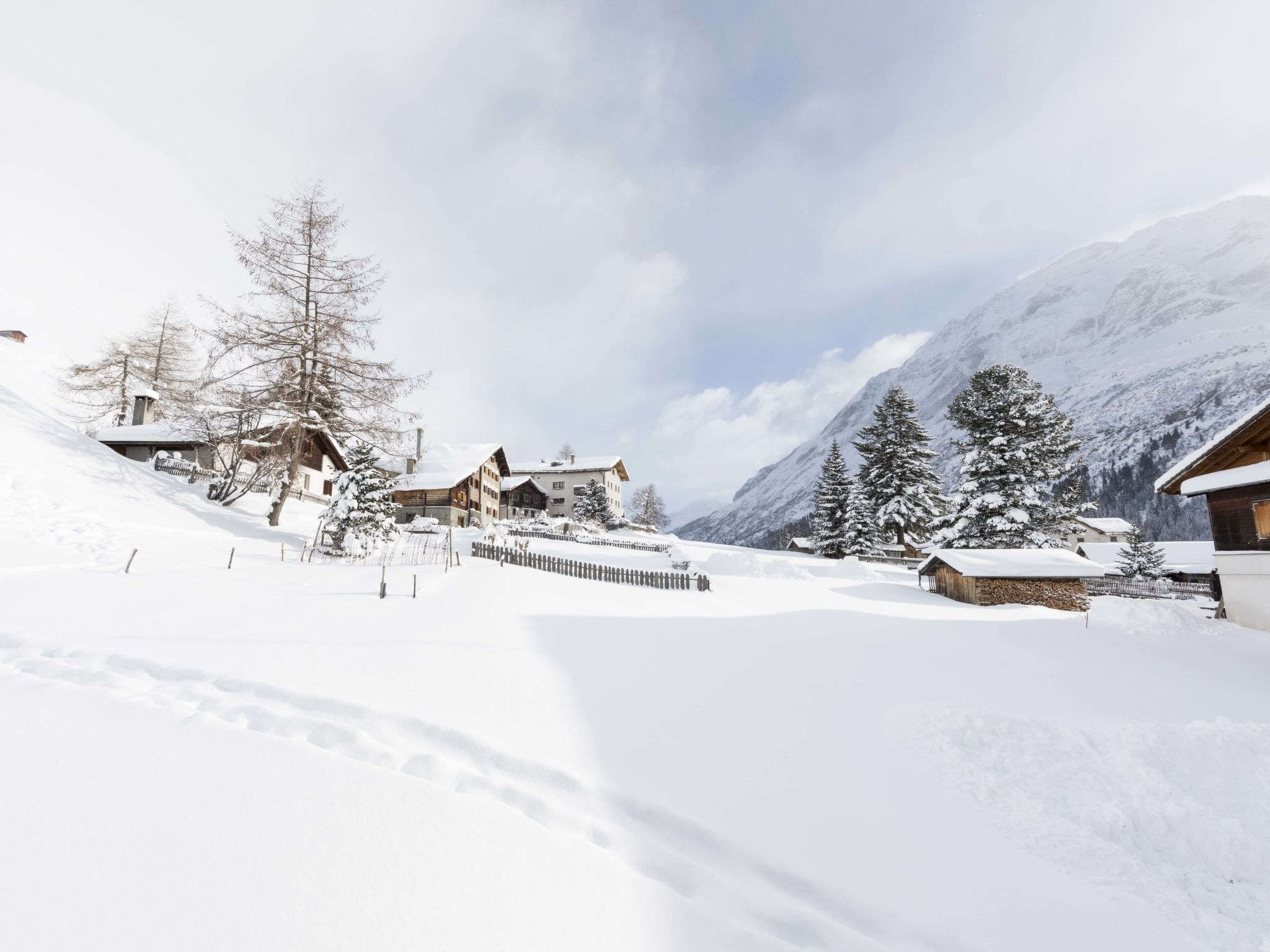 Isla, (Nufenen). - Buiten