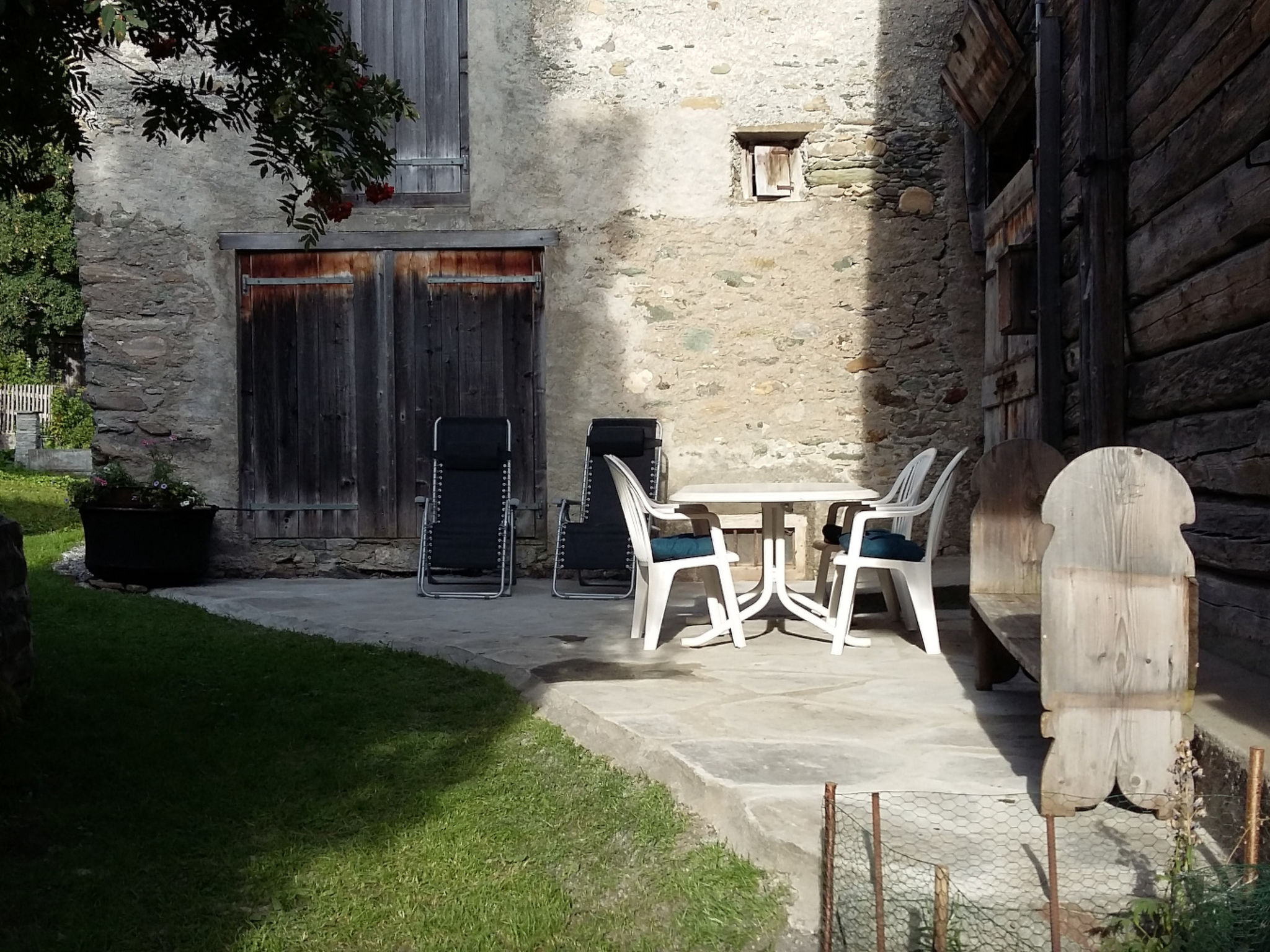 Ferienwohnungen im Schloss, (Nufenen). - Buiten