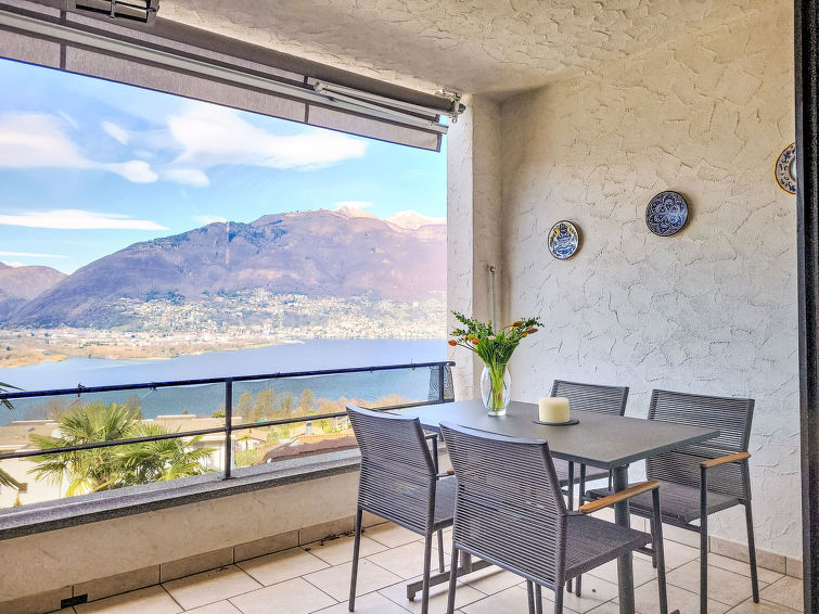 4-persoons appartement in Piazzogna met verwarmd zwembad en meerzicht · 4 pers. in Piazzogna