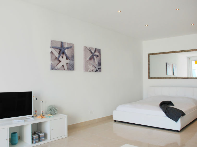 "Vista Panorama", appartement 1-kamer 50 m2 op de 3e verdieping, op het zuiden gelegen. Ruim en licht, gerenoveerd in 2019, comfortabel en modern ingericht: groot, open woon-/slaapkamer met panoramave..