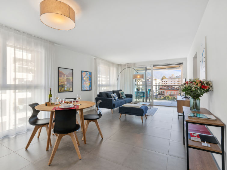 "LocTowers A3.4.1", appartement 2-kamers 57 m2 op de 4e verdieping. Ruim en licht, zeer comfortabel en modern ingericht: open woon-/eetkamer met Kabel-TV en Digitale TV. Uitgang naar het balkon. 1 kam..