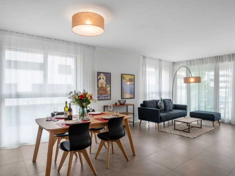 "LocTowers A3.6.3", appartement 3-kamers 79 m2 op de 6e verdieping. Ruim en licht, zeer comfortabel en modern ingericht: open woon-/eetkamer met eettafel, TV, Kabel-TV en Digitale TV. Uitgang naar het..