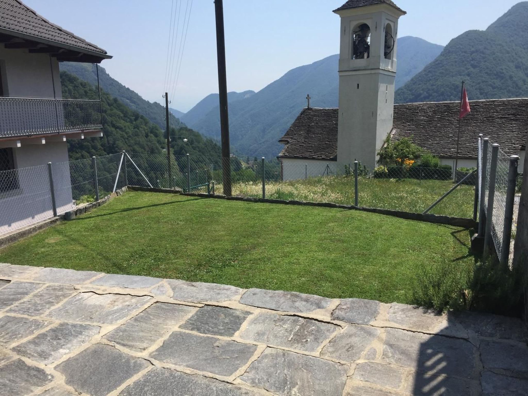 Ferienhaus mit umzäuntem Garten in Crana (Schweiz) und 1 Hund erlaubt