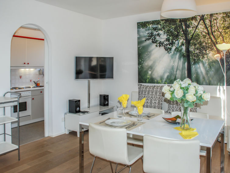 "Cosy City", appartement 2-kamers 50 m2 op de 1e verdieping, op het oosten gelegen. Ruim en licht, comfortabel en modern ingericht: groot, open woon-/eetkamer met 1 2-pers kastbed (2 x 90 cm, lengte 2..