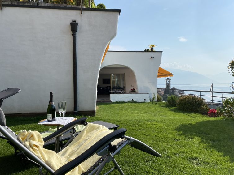 Aan het meer: ruim appartement met whirlpool en uitzicht in Brissago in Brissago