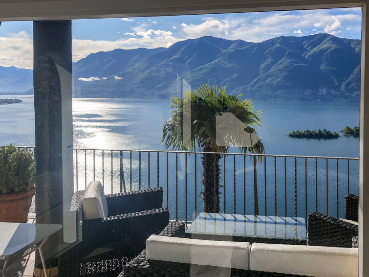 "Panorama Lakeview Lago Maggiore", huis 4-kamers 140 m2 op 2 verdiepingen, op het zuiden gelegen. Ruim en licht, comfortabel en mooi ingericht: 1 open groot kamer met 2 bedden (90 cm, lengte 200 cm), ..