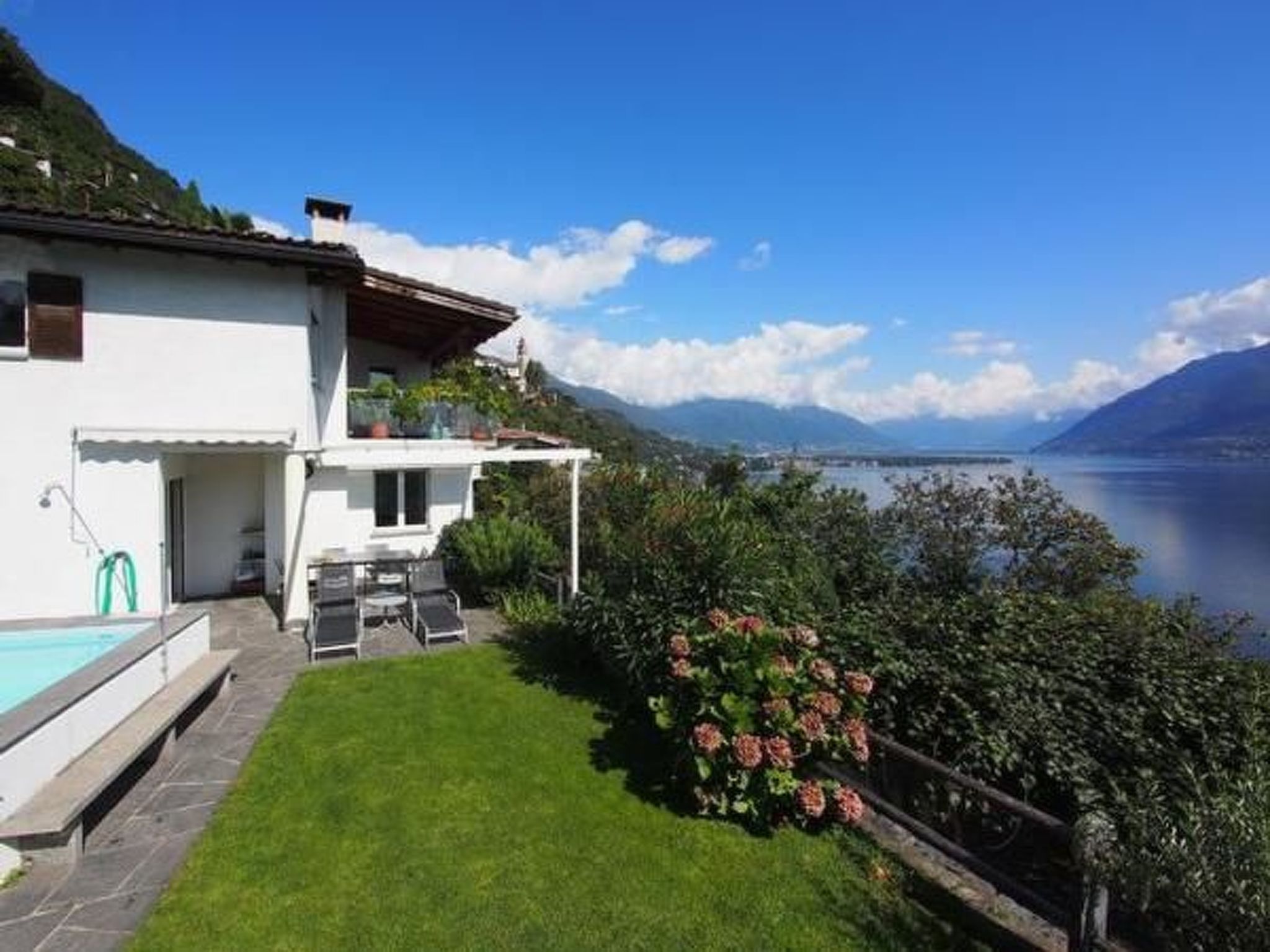 Ferienhaus mit umzäuntem Garten in Ronco sopra Ascona (Schweiz) und 1 Hund erlaubt
