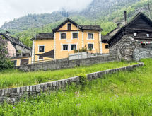 Historisch bergdorpjuweel nabij Peccia met tuin en uitzicht op de Alpen - thumbnail 1
