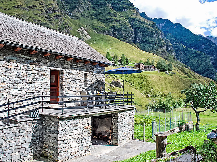 "Rustico Orino", chalet 4-kamers 100 m2. Ruim en licht, rustiek en smaakvol ingericht: groot, open woon-/eetkamer met open haard. 1 kamer met 1 2-pers bed (1 x 160 cm, lengte 200 cm). 1 kamer met 1 be..