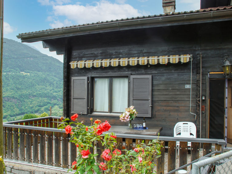 "Casa Pina", 4-kamers cottage op 2 verdiepingen. Gedeeltelijk afgeschuinde daken, doelmatig en rustiek ingericht: open woonkamer met TV en houtkachel. Keuken (oven, 4 keramische glas kookplaten, brood..