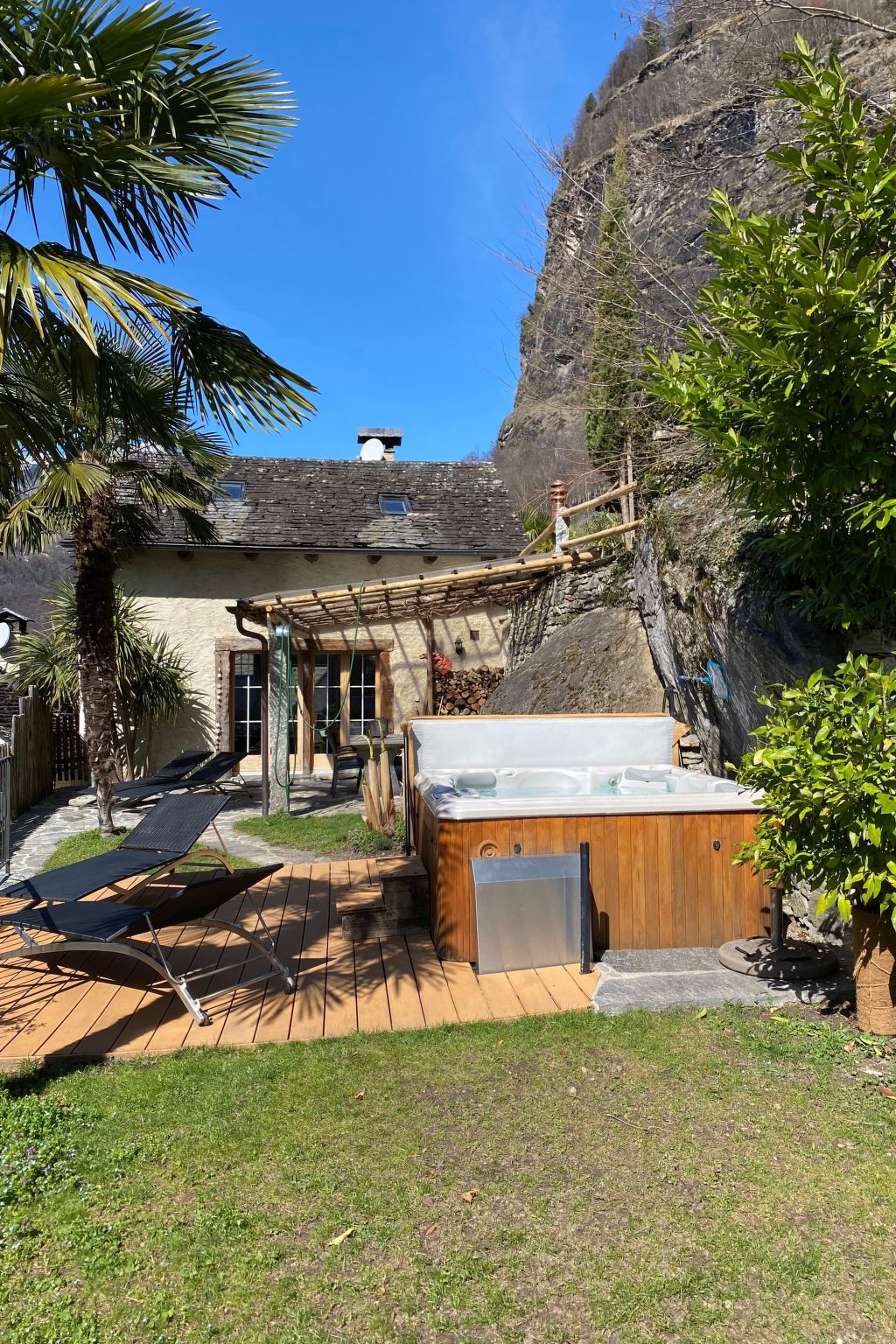 Vakantiehuis met omheinde tuin in Acquarossa (Zwitserland) 1 hond is welkom