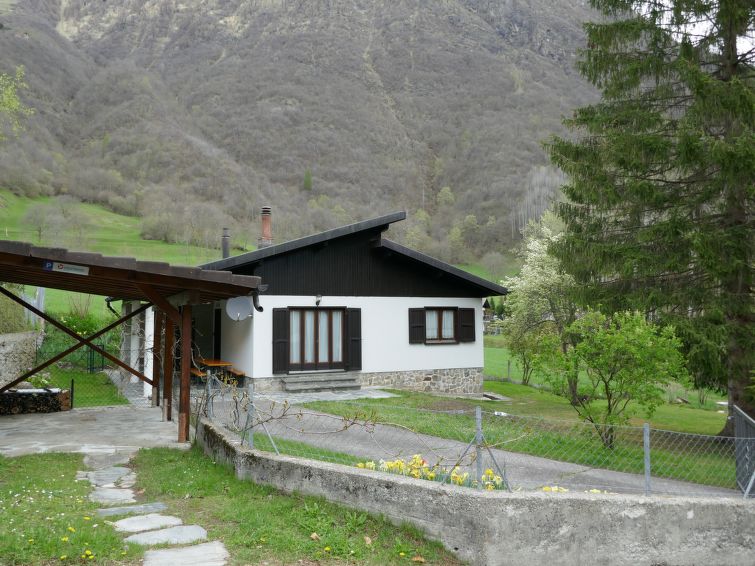 Vakantiehuis met open haard en bergzicht in Olivone in Olivone