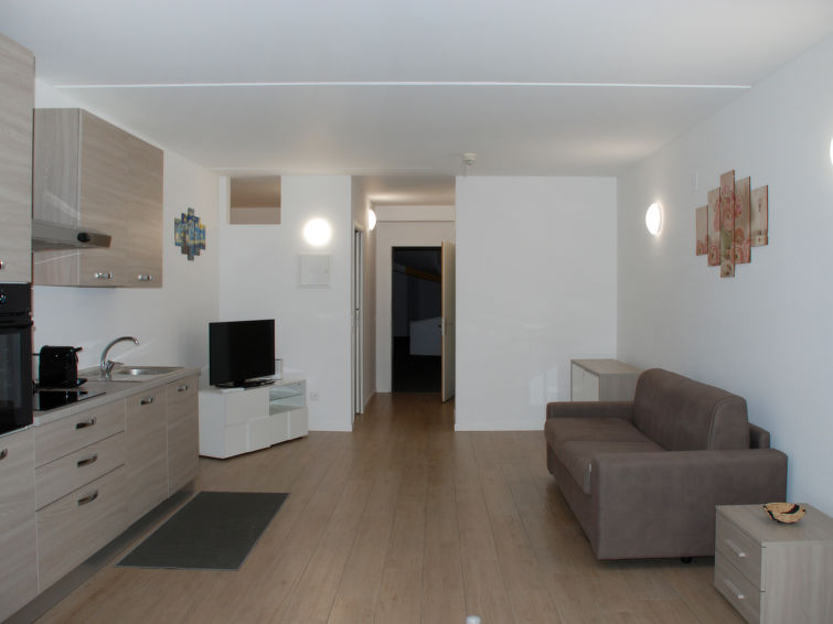 Aan het meer: Comfortabel appartement in Bissone met verwarmd zwembad in Bissone
