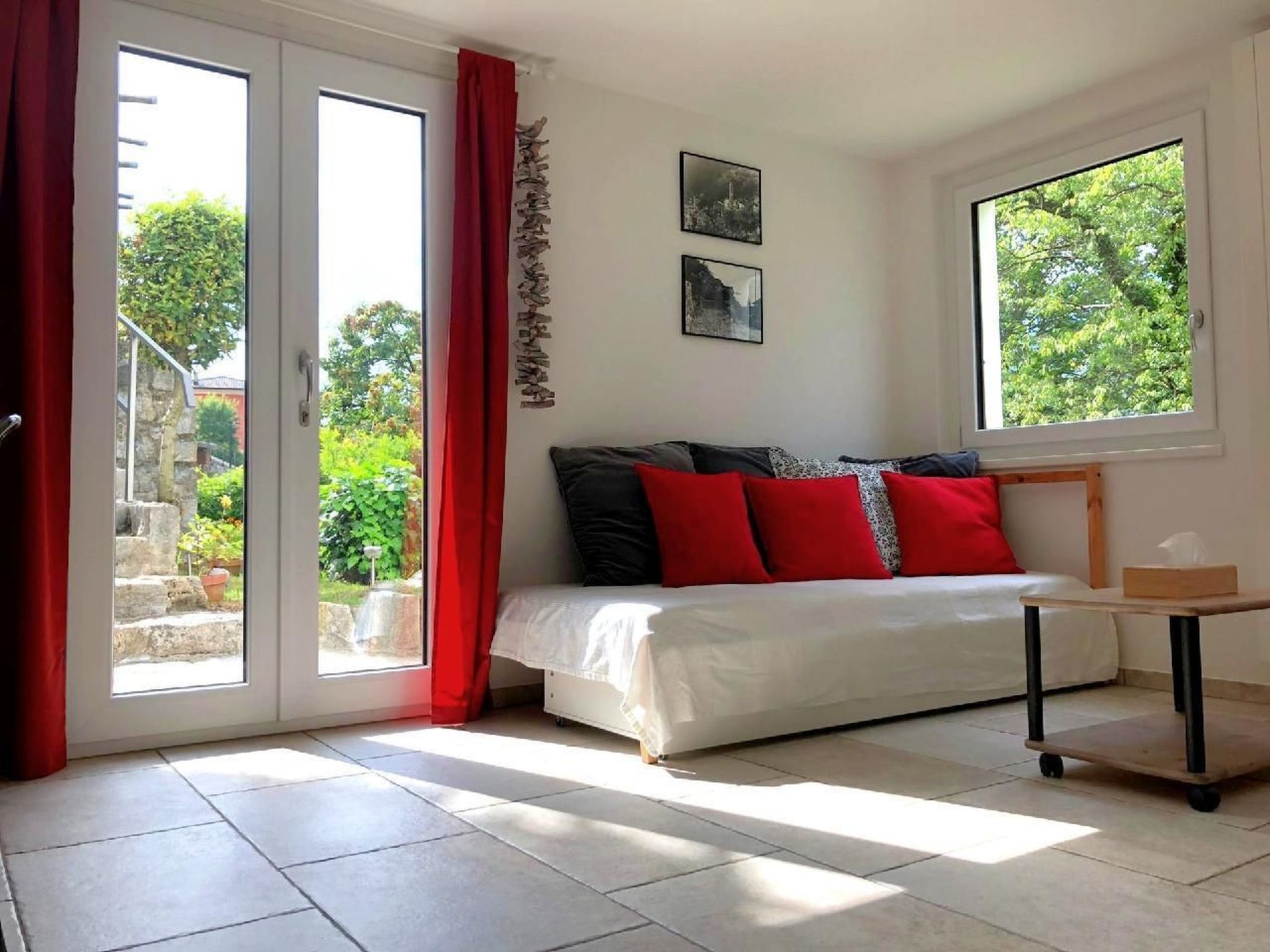 Ferienhaus mit umzäuntem Garten in Bruzella (Schweiz) und 1 Hund erlaubt