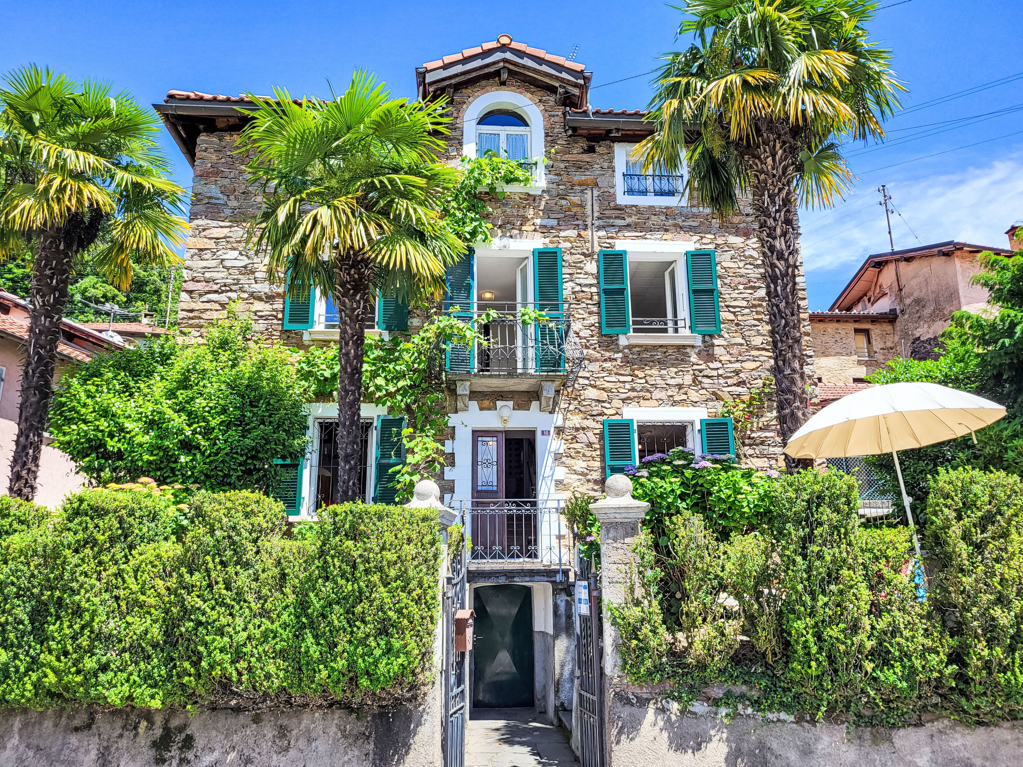 "Casa Naima", 4-Zimmer-Haus 80 m2 auf 2 Stockwerken. Geräumig, einfach und gemütlich eingerichtet: grosses Wohnzimmer mit Sat-TV und Flachbildschirm. Esszimmer mit offenem Kamin. Küche (Backofen, G..