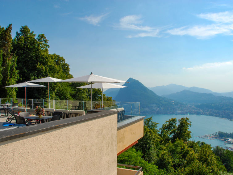 4-persoons appartement in Aldesago met verwarmd zwembad en bergzicht in Aldesago