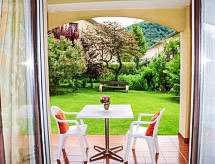 Ferienwohnung Residenza Parcolago Apt 018 mit Garten