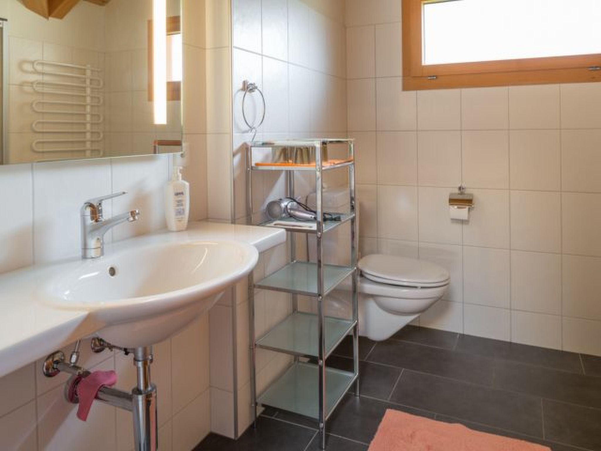 Appartement Caflisch Jacob und Erika, (Trin Mulin), 500 – Salle de bains, photo 9 sur 15