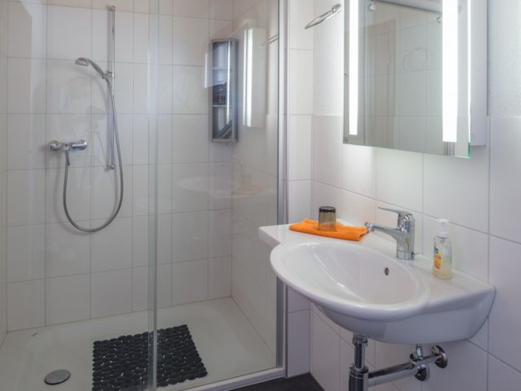 Appartement Caflisch Jacob und Erika, (Trin Mulin), 500 – Salle de bains, photo 10 sur 15