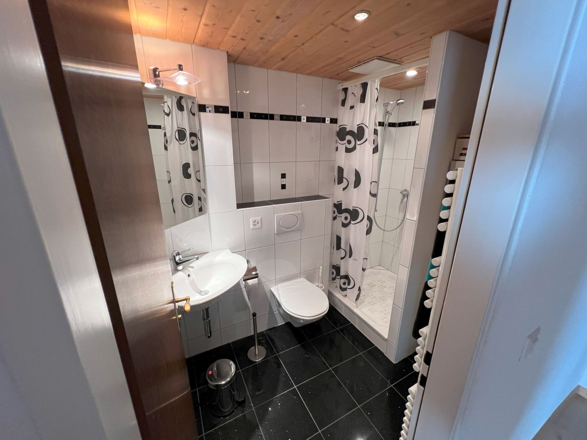 Photo of Residenza Cristallo, (Flims Dorf). 3.5 Zimmer Partérre Wohnung (97m2) mit Garte