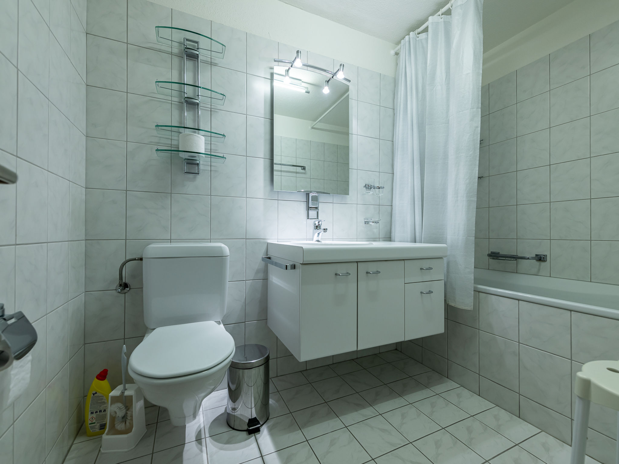 Photo of Putzprinz Gujan Ferienwohnung, Haus Surmir B / 16, (Flims Waldhaus). 2.5-Zimmer