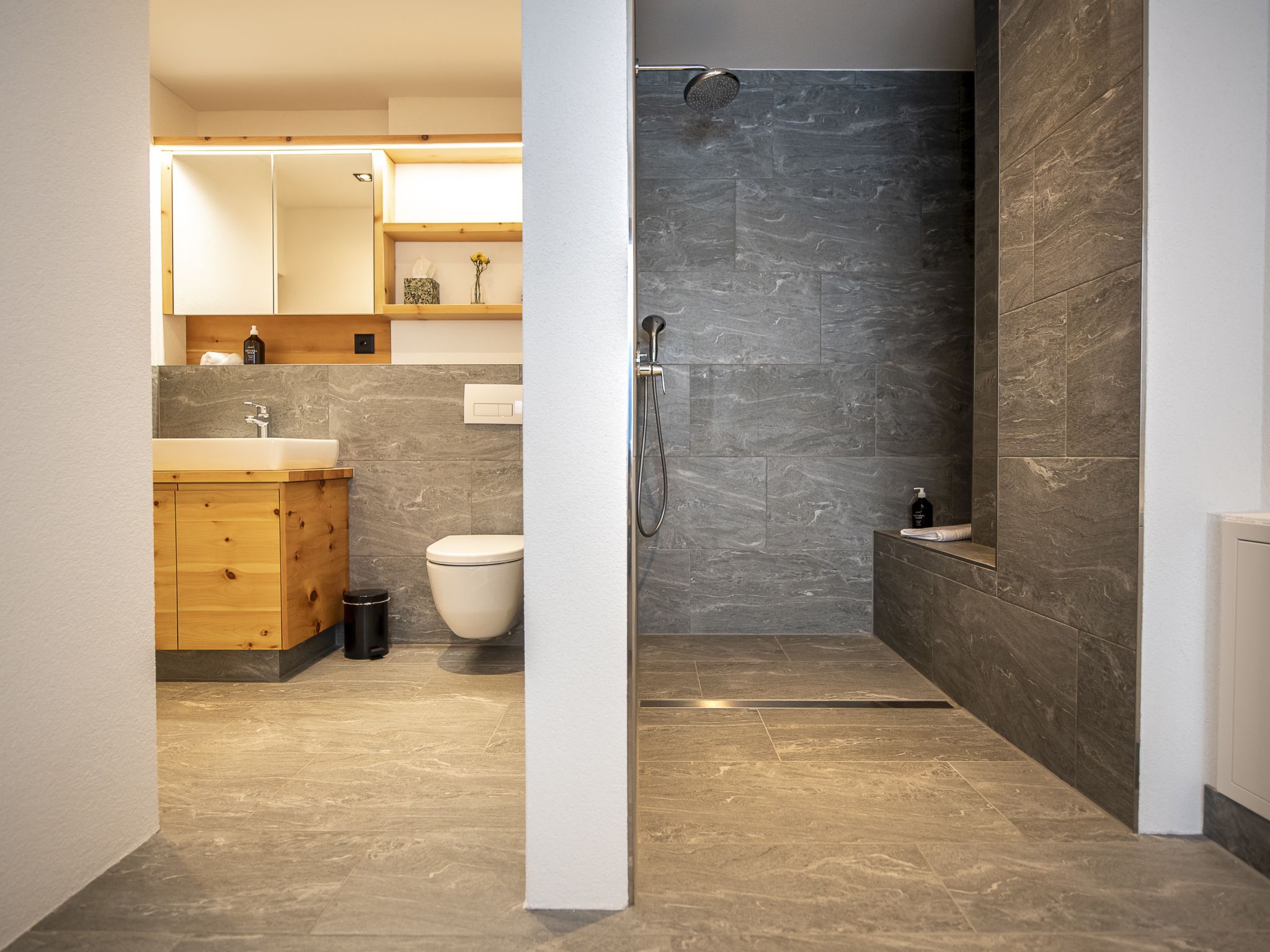 Photo of Flem Mountain Lodge, (Flims Waldhaus). Moderne neue 4.5 Ferienwohnung