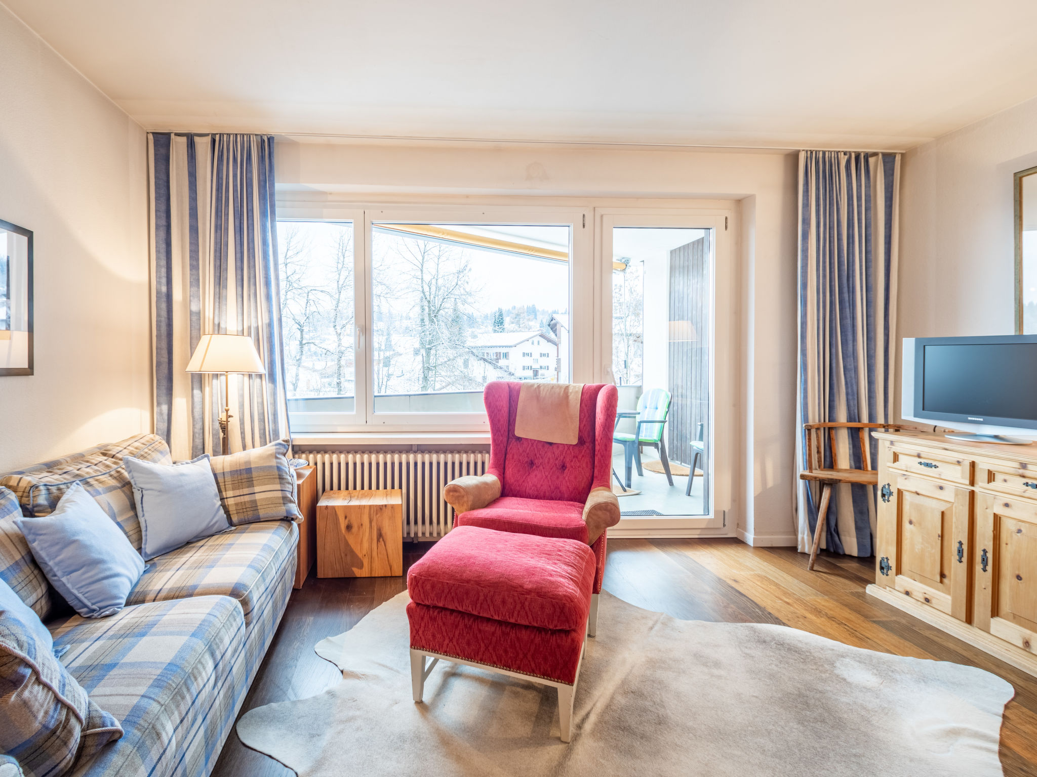 "Quadra Apt. B223", appartement 1-kamer 48 m2. Ruim en licht: woon-/slaapkamer met 2 bedden (90 cm, lengte 200 cm), 1 2-pers kastbed (2 x 90 cm, lengte 200 cm), Flatscreen TV. Uitgang naar het balkon...