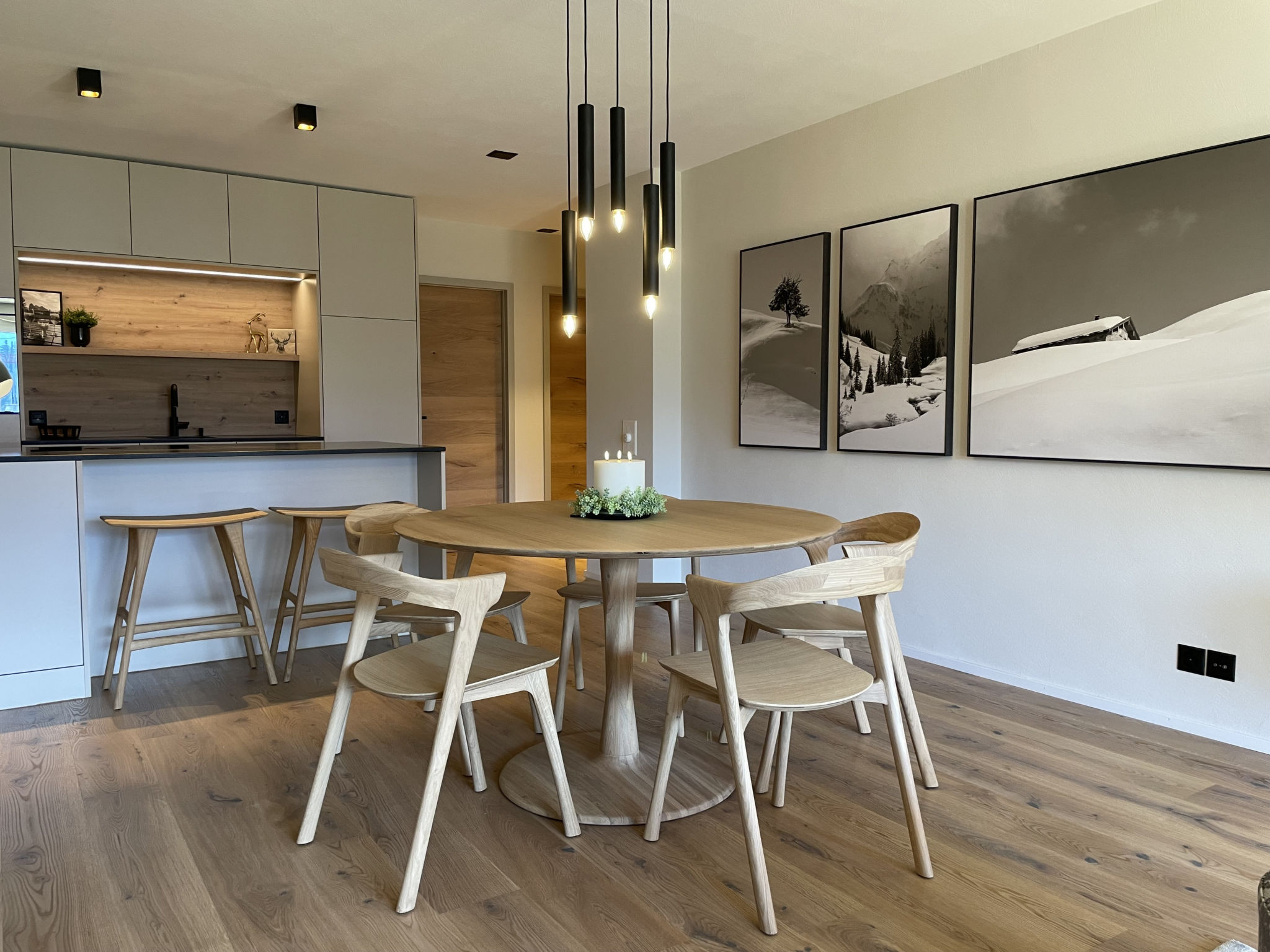 "Val Signina 6-21", appartement 3-kamers 73 m2 op de 2e verdieping. Comfortabel en smaakvol ingericht: open woon-/eetkamer met open haard (alleen decoratie), Digitale TV en Flatscreen TV. Uitgang naar..