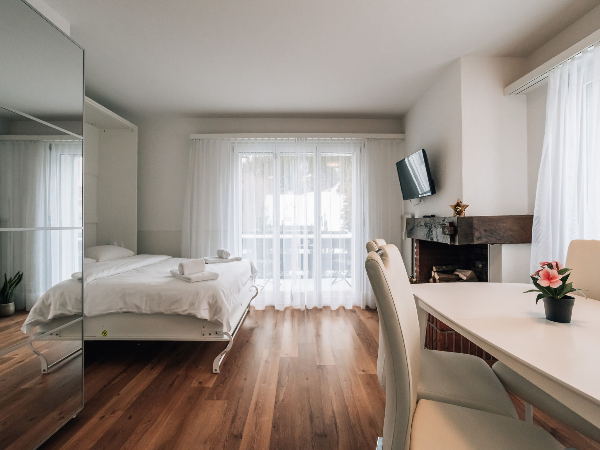 "Casa Laret 6-11", appartement 1-kamer 30 m2. Mooi en gezellig ingericht: woon-/slaapkamer met 1 2-pers bed (2 x 90 cm, lengte 200 cm), open haard (alleen decoratie). Uitgang naar het balkon. Open keu..