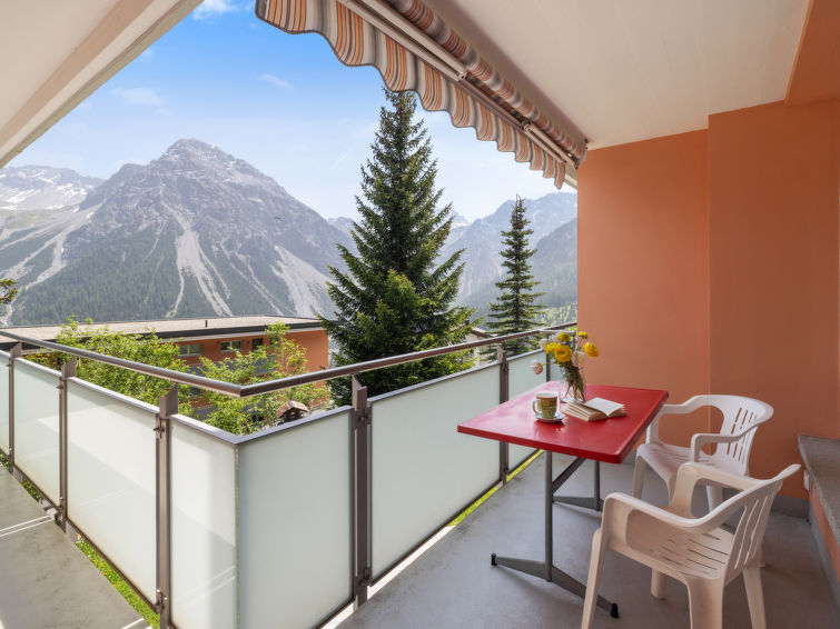 Op 500 m van de piste: Licht appartement met bergzicht in Arosa in Arosa