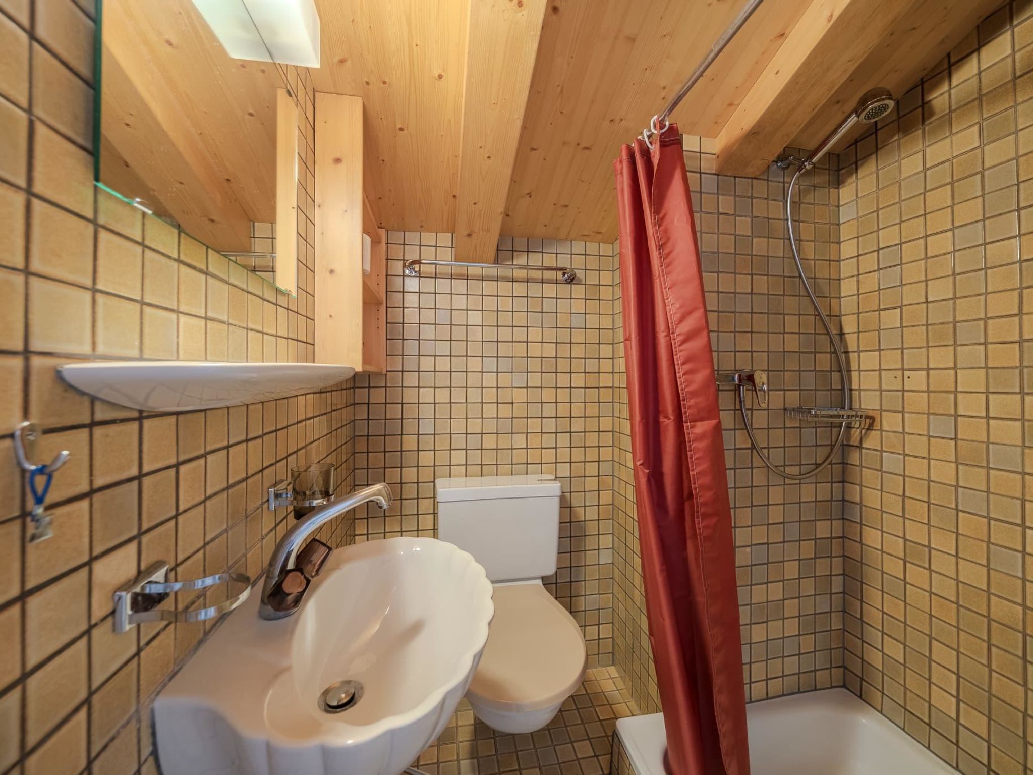 Photo of Chalet Marmotta 2 by Arosa Vacations Ferienhaus, Dusche und Bad, WC, 3 Schlafräu