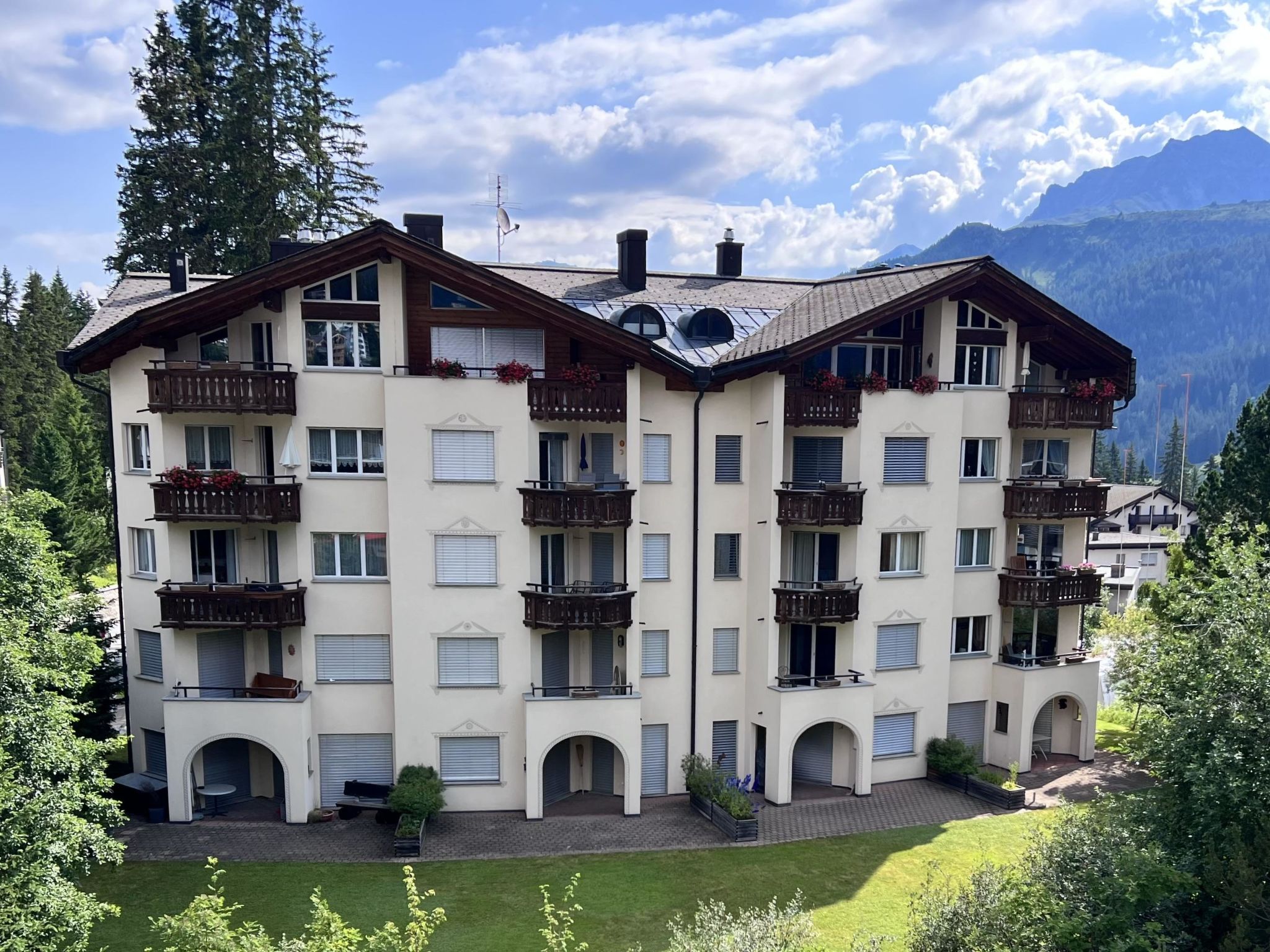 Photo of Jama Stay - Frisch renoviert und zentral in Arosa