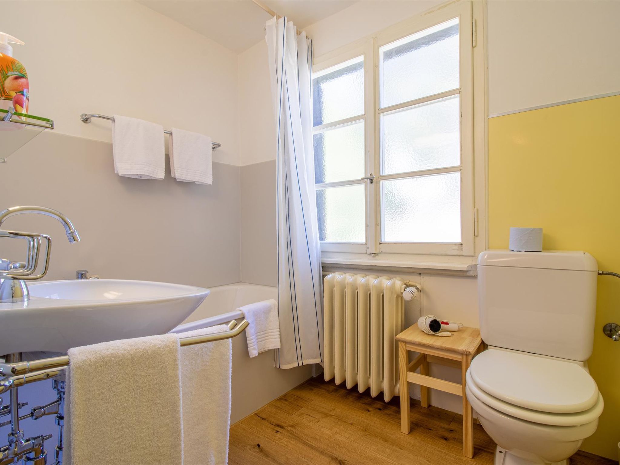 Photo of Pradella 2 by Arosa Holiday Studio, Dusche und Badewanne, 4-Bettwohnung