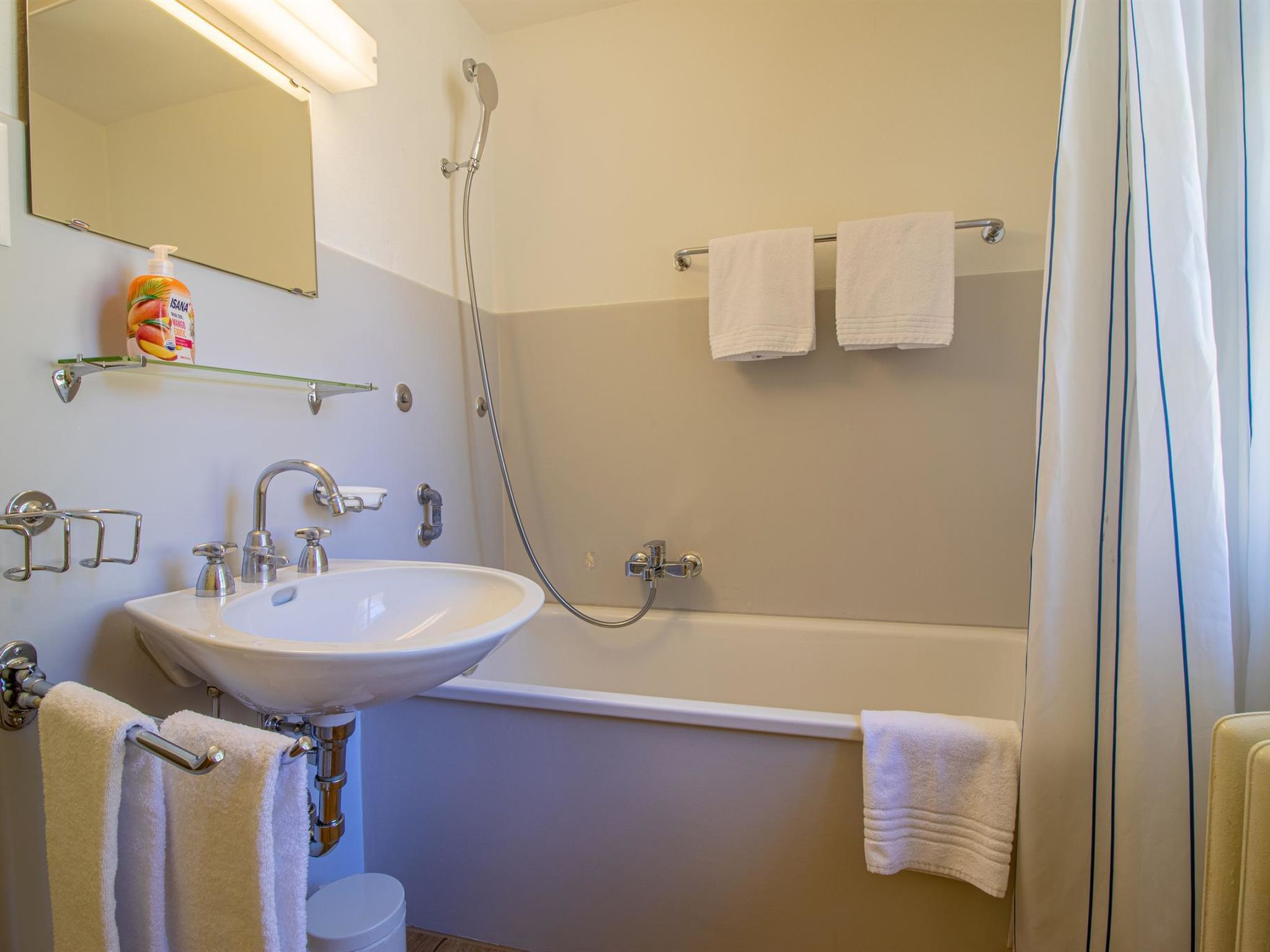 Photo of Pradella 2 by Arosa Holiday Studio, Dusche und Badewanne, 4-Bettwohnung