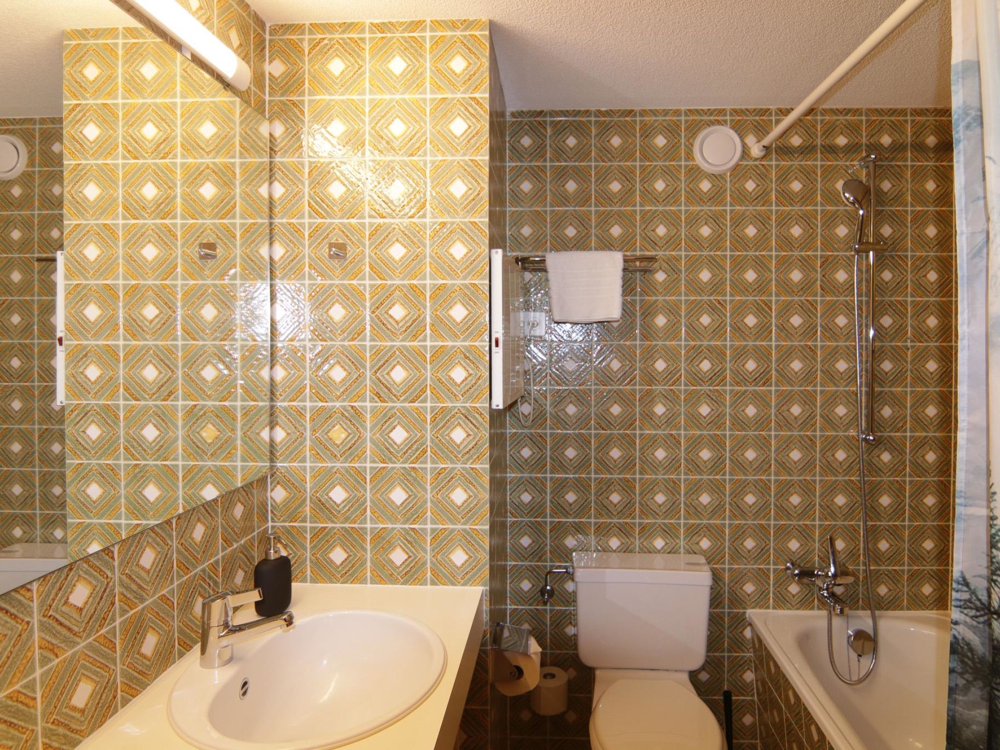 Photo of Rothornblick 50 by Arosa Holiday Appartement/Fewo, Badewanne, 6-Bettwohnung