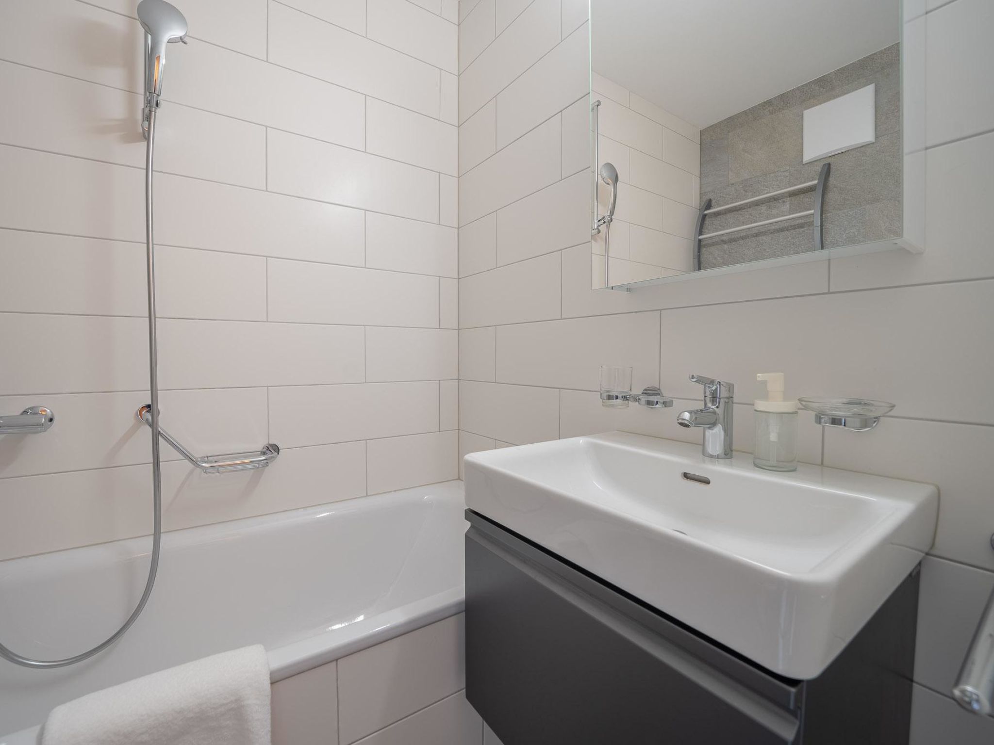Photo of Viktoria A44 by Arosa Vacations Appartement/Fewo, Dusche und Badewanne, 2 Schlaf