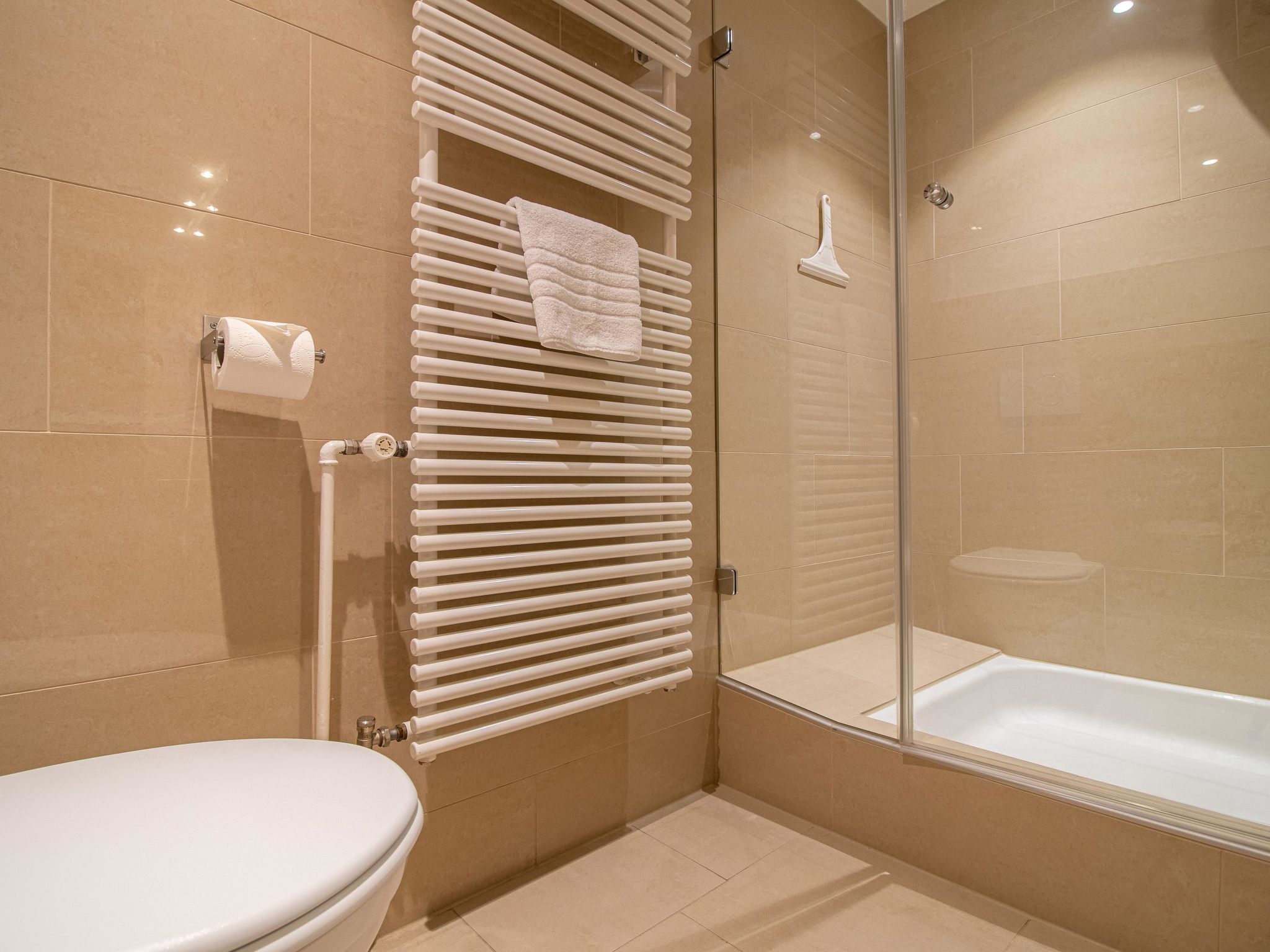 Photo of Bella Riva by Arosa Holiday Appartement/Fewo, Dusche oder Bad, WC, 5-Bettwohnung