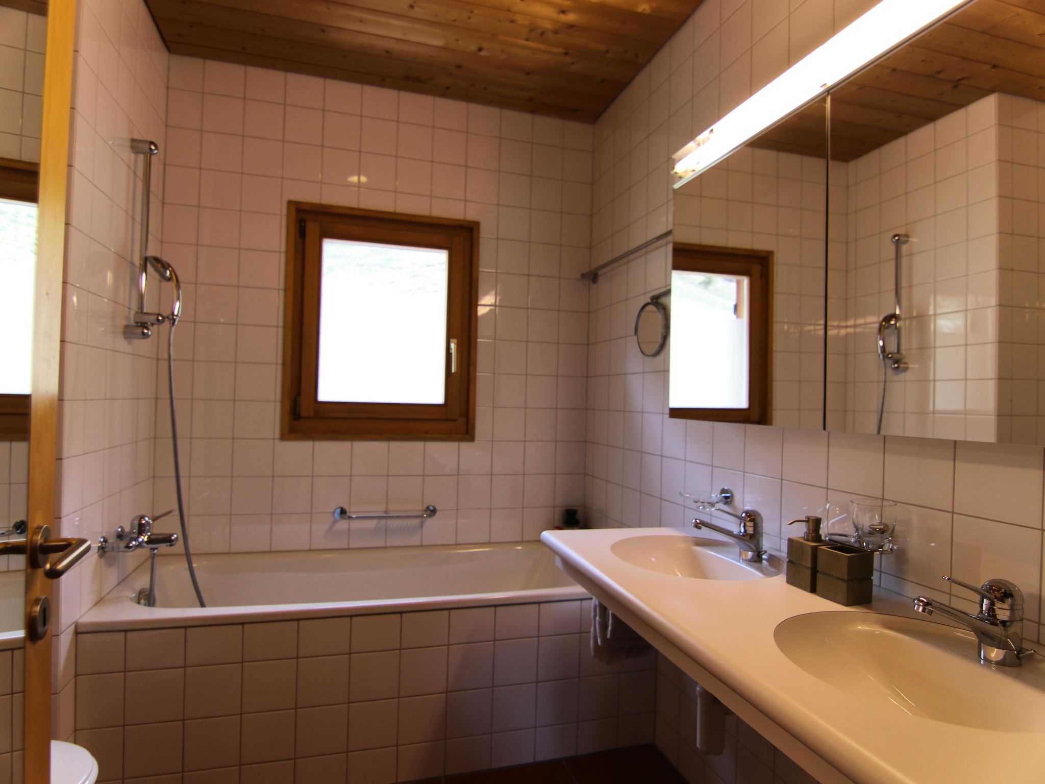 Haus Gaut Langwies by Arosa Holiday Appartement/Fewo, Dusche und Badewanne, 8-Be - Dedans