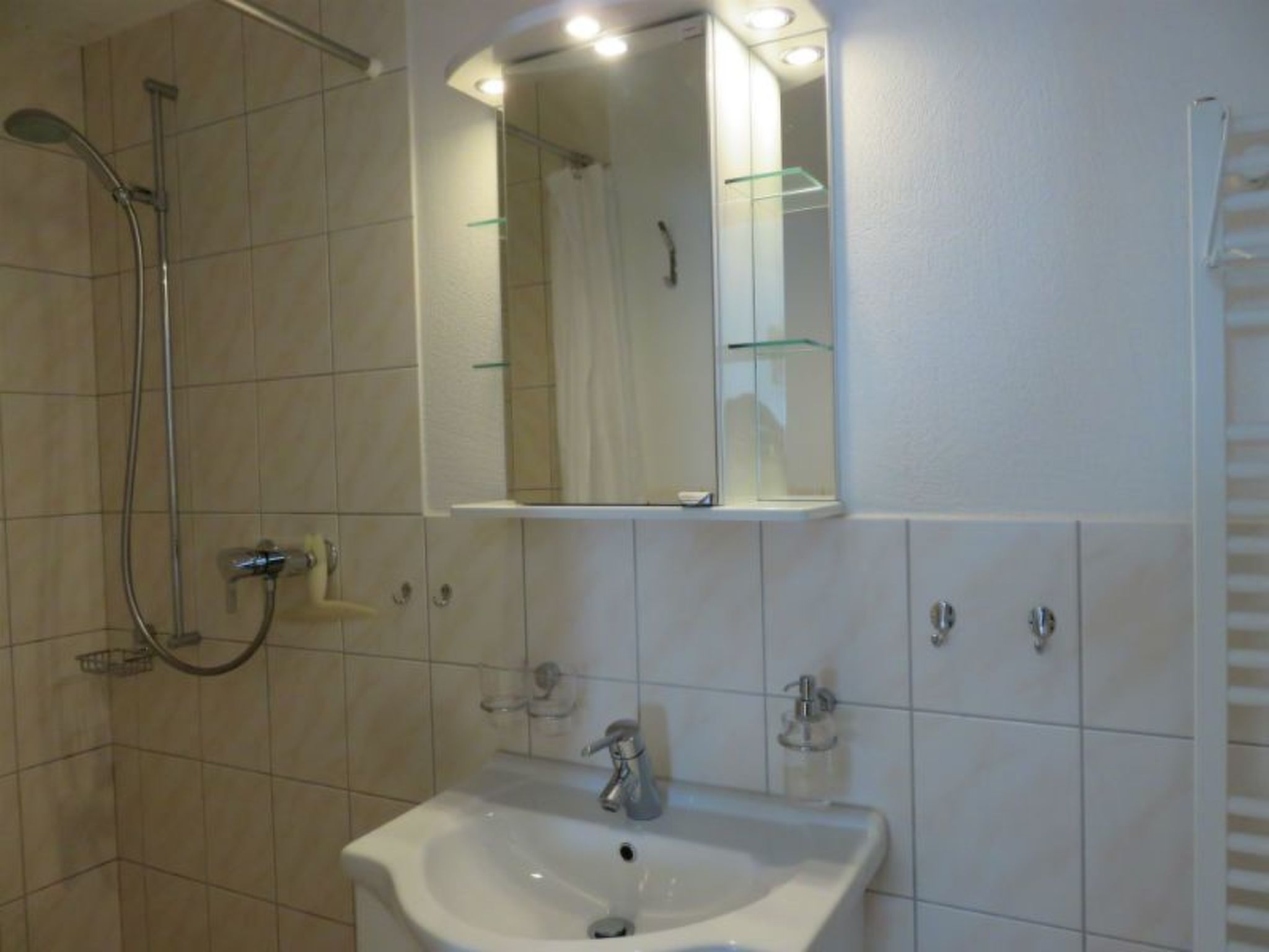 Appartement BioHof Casutt, Tenna, (Tenna), 06002B – Salle de bains, photo 11 sur 13