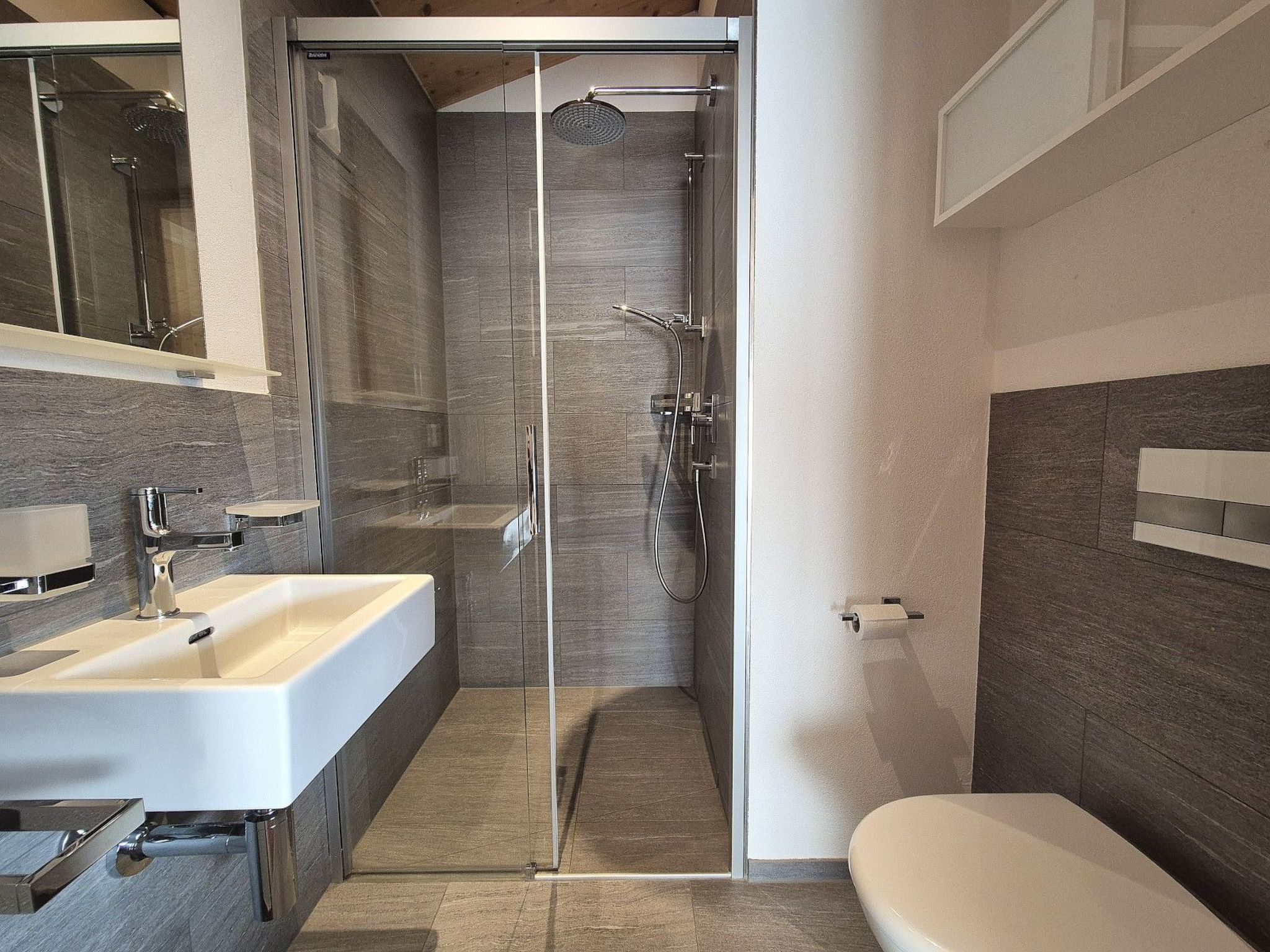 Appartement Ferienhaus Charme by biobuchli, Tenna, (Tenna), 06003B – Salle de bains, photo 16 sur 18