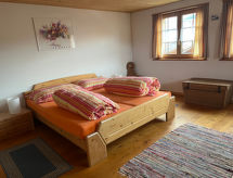 Authentiek vakantiehuis voor 9 in Camuns, hartje Zwitserse bergen - thumbnail 1