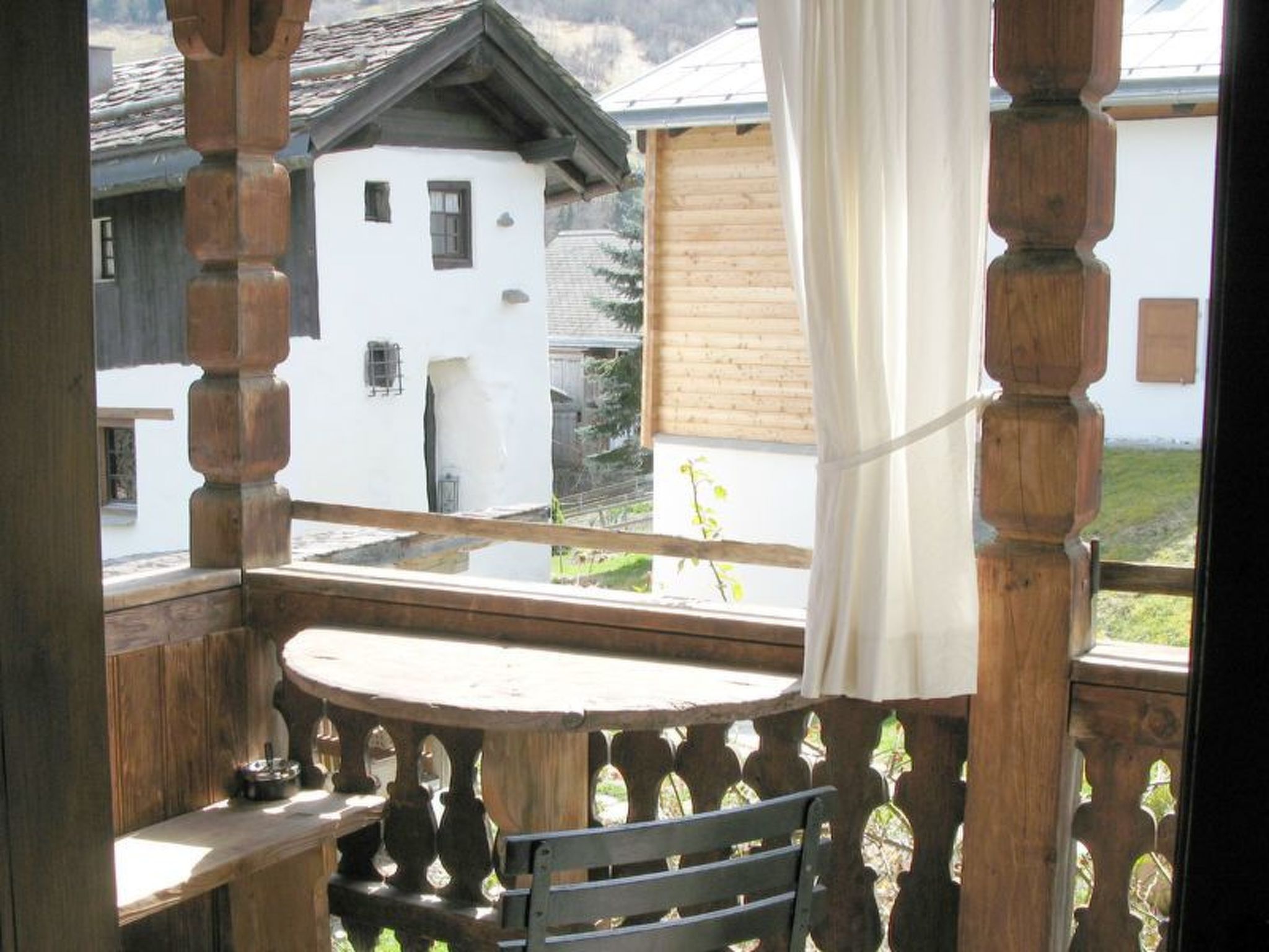 Appartement Ferienhaus Altes Pfarrhaus, Surcasti, (Surcasti), 15000B – Cuisine et coin repas, photo 16 sur 26