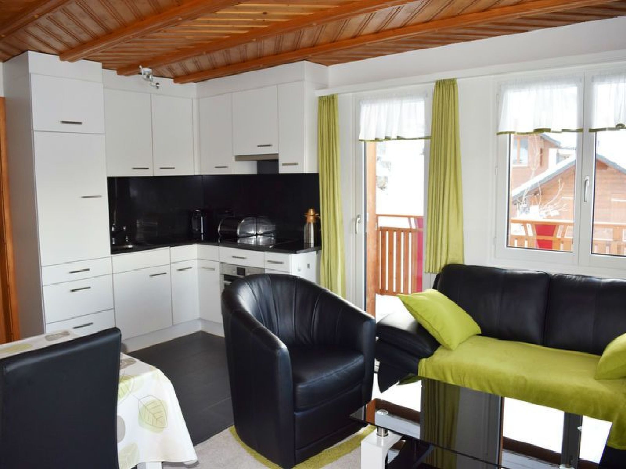 Appartement Uf am Stutz, Obersaxen-Misanenga, (Obersaxen), 34024B – Cuisine et coin repas, photo 11 sur 16
