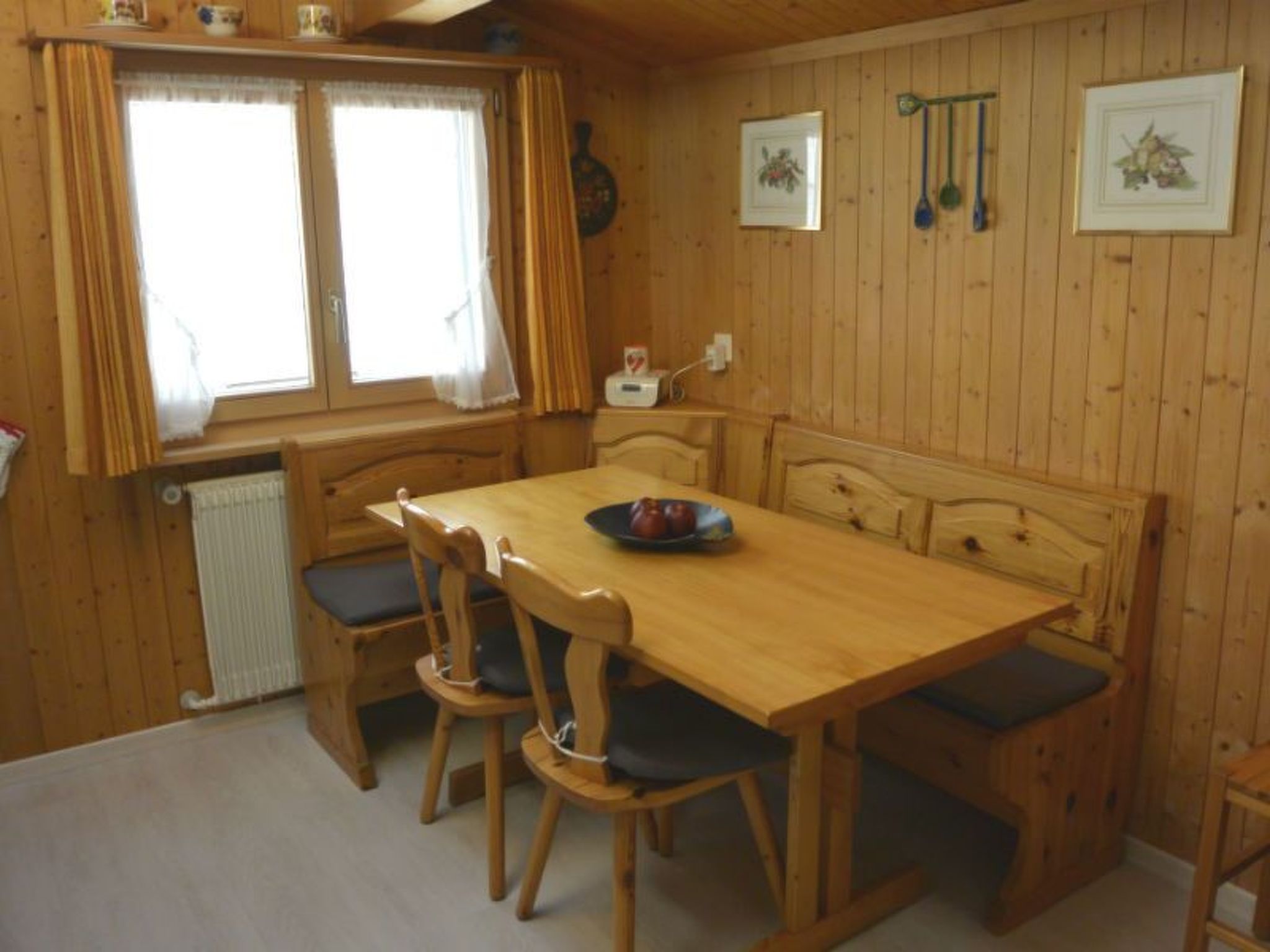 Appartement Soldanella Tschuor, Obersaxen-Giraniga, (Obersaxen), 34078B – Cuisine et coin repas, photo 14 sur 17