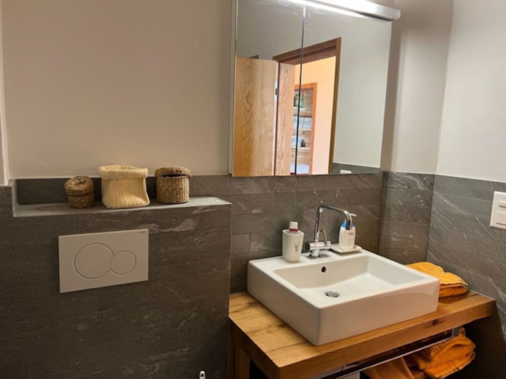 Appartement Hirtegga 1, Obersaxen-Miraniga, (Obersaxen), 38096B – Salle de bains, photo 15 sur 31