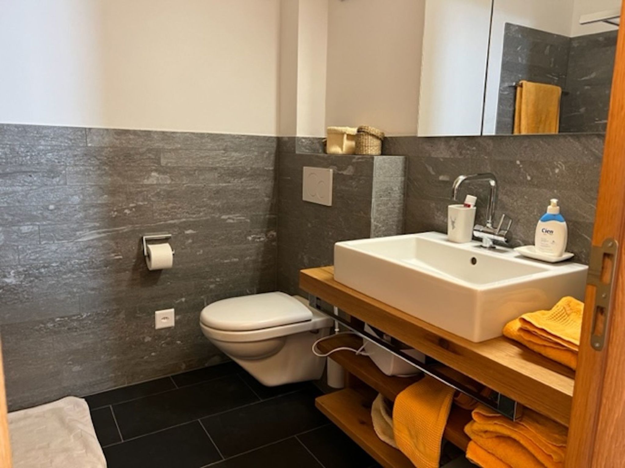 Appartement Hirtegga 1, Obersaxen-Miraniga, (Obersaxen), 38096B – Salle de bains, photo 13 sur 31