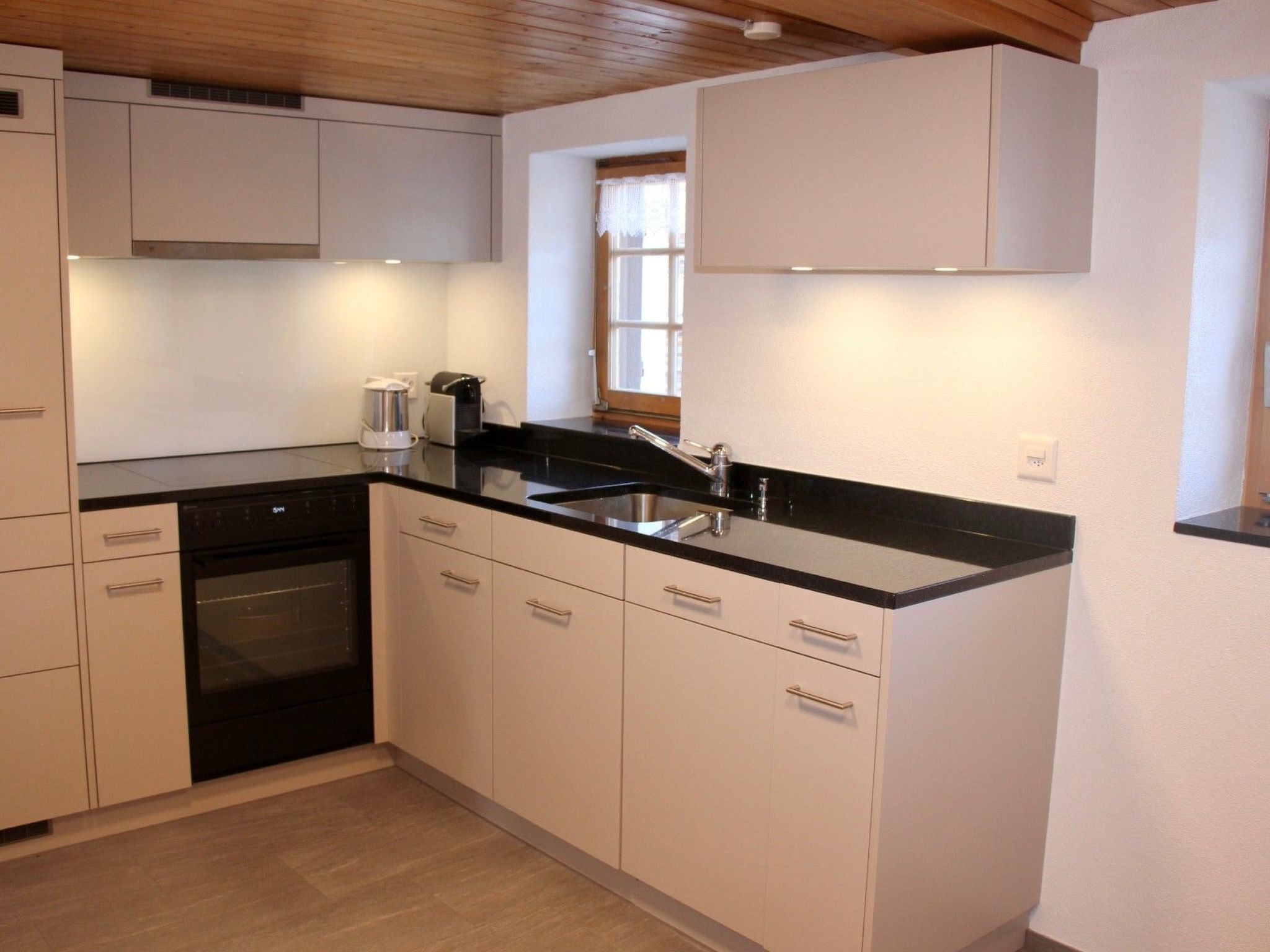 Appartement Pfister, Obersaxen-Misanenga, (Obersaxen), 34026B – Cuisine et coin repas, photo 14 sur 18