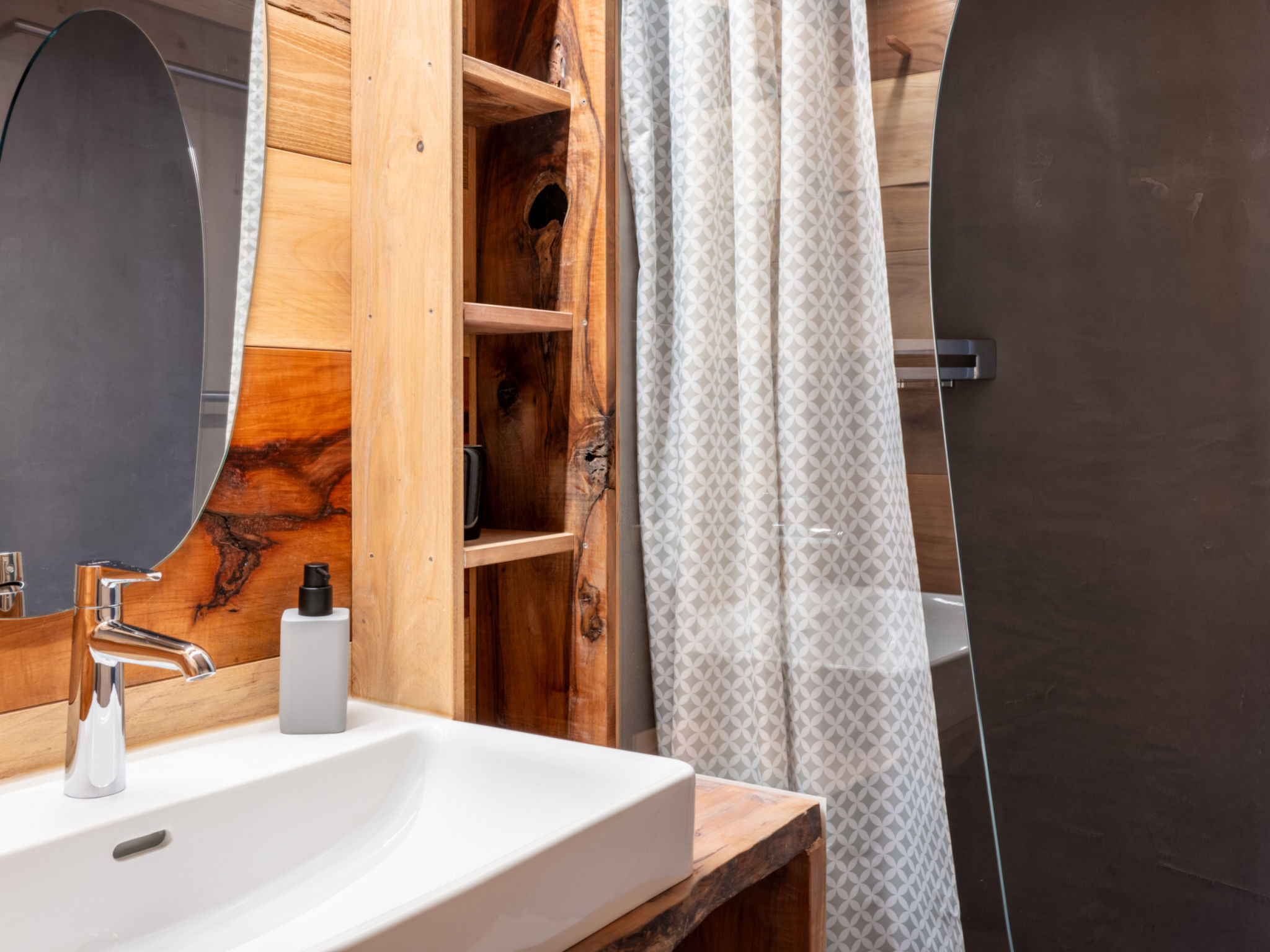 Regan, Obersaxen-Valata, (Surcuolm). - Binnen