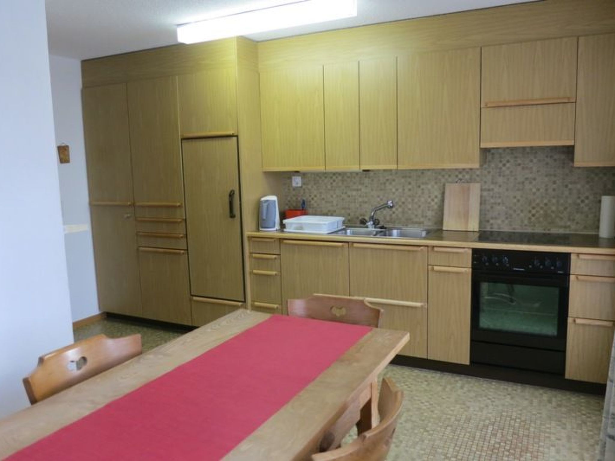 Appartement Casa Davos Cuort Good, Vella, (Vella), 44004B – Cuisine et coin repas, photo 15 sur 20