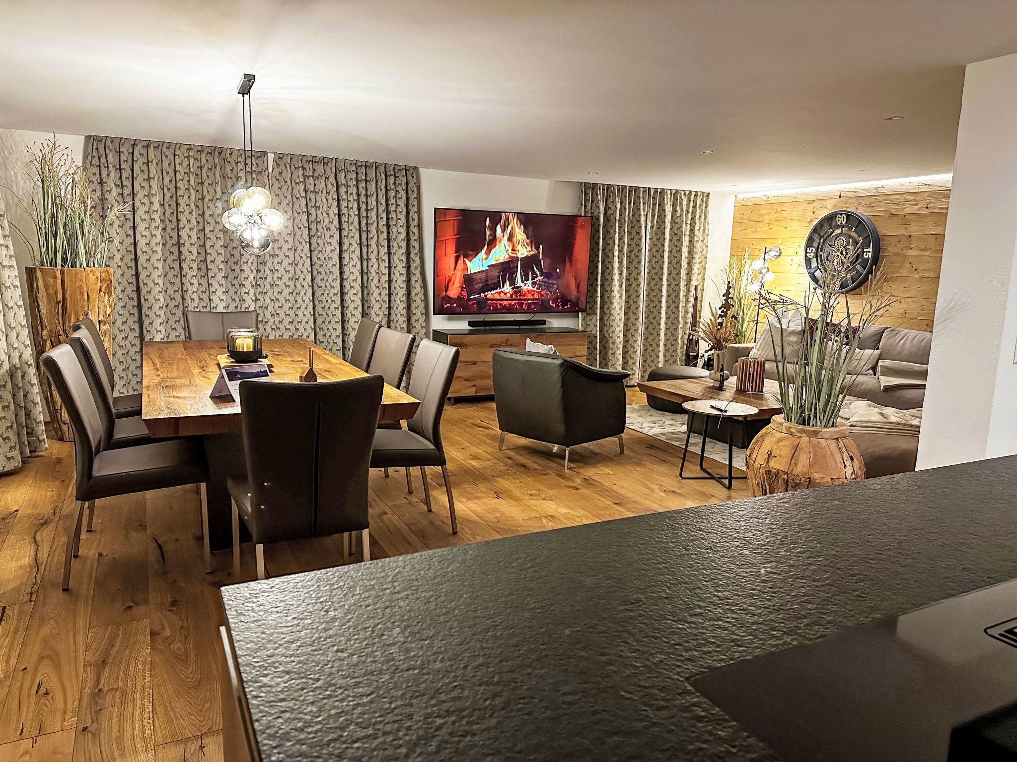 Diese stilvolle 4,5-Zimmer-Wohnung (121m2) in Falera wurde im November 2024 komplett umgebaut und renoviert. Die Wohnung bietet Platz für 8 Personen. Es wurden nur hochwertige und moderne Materialien..